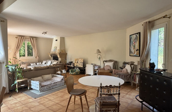 Maison familiale avec grand terrain de 5300 m2 - LAMBESC — photo 2
