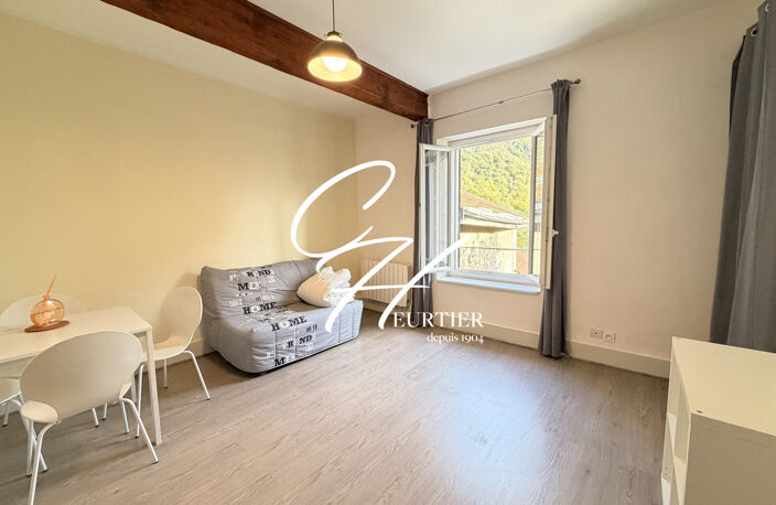 ST EGREVE - APPARTEMENT T1 - MEUBLE — photo 2