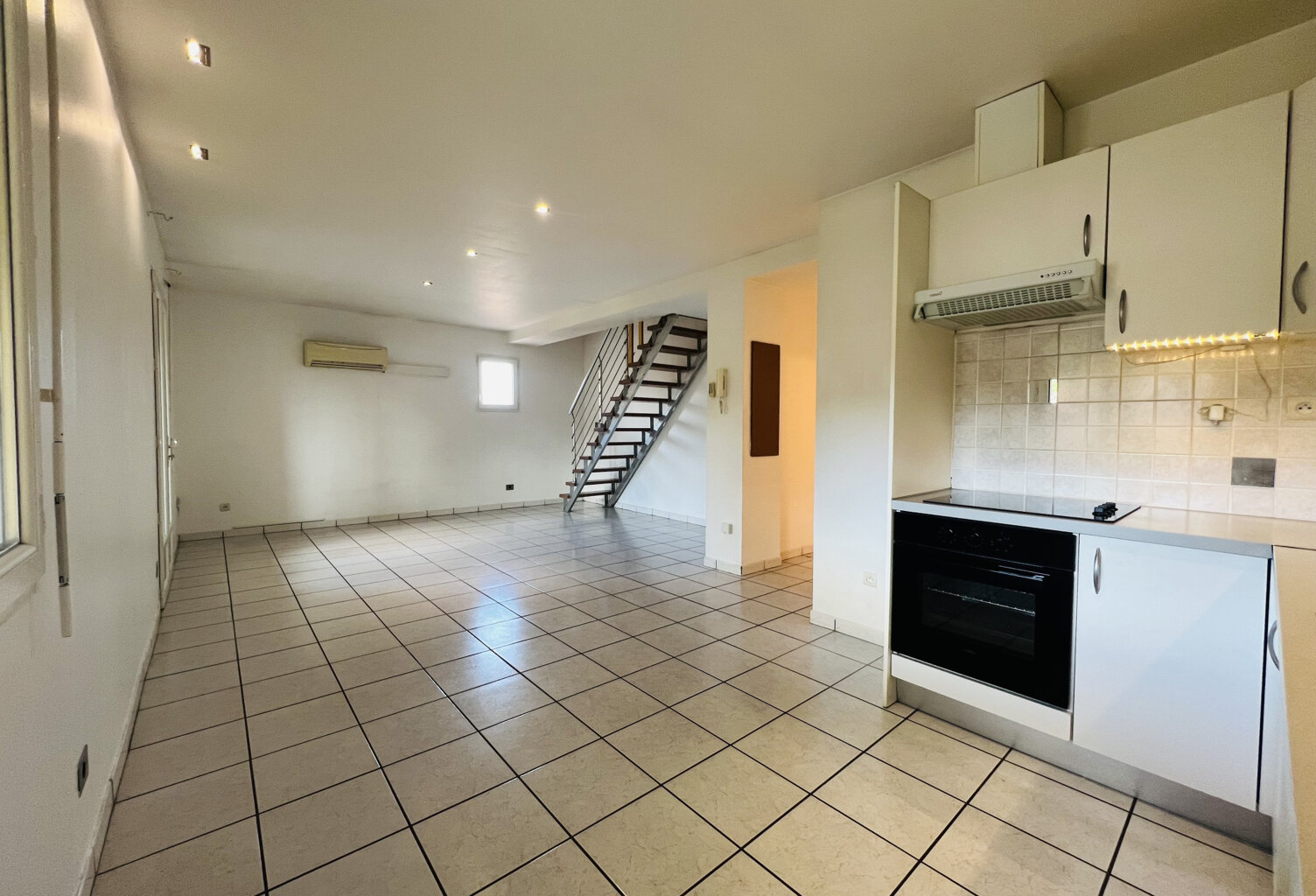 A Pignans, au 2ème et dernier étage, appartement type 3 en duplex de 61.88m2 avec terrasse de 18.64m2 et une p — photo 1