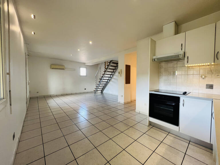 A Pignans, au 2ème et dernier étage, appartement type 3 en duplex de 61.88m2 avec terrasse de 18.64m2 et une p — photo 1