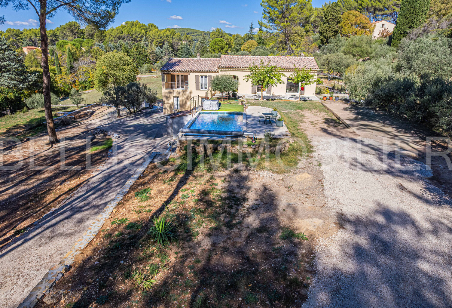 Maison de plain-pied avec piscine et agréable terrain boisé — photo 1