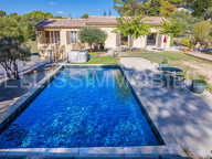 Maison de plain-pied avec piscine et agréable terrain boisé — photo 2