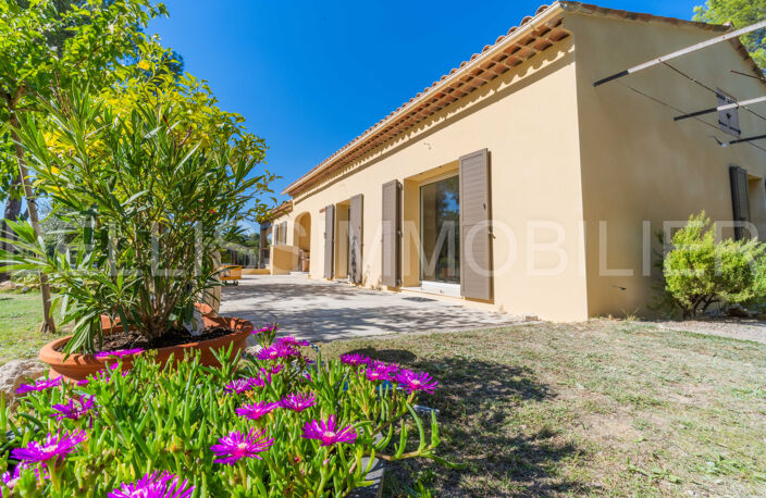 Maison de plain-pied avec piscine et agréable terrain boisé — photo 3