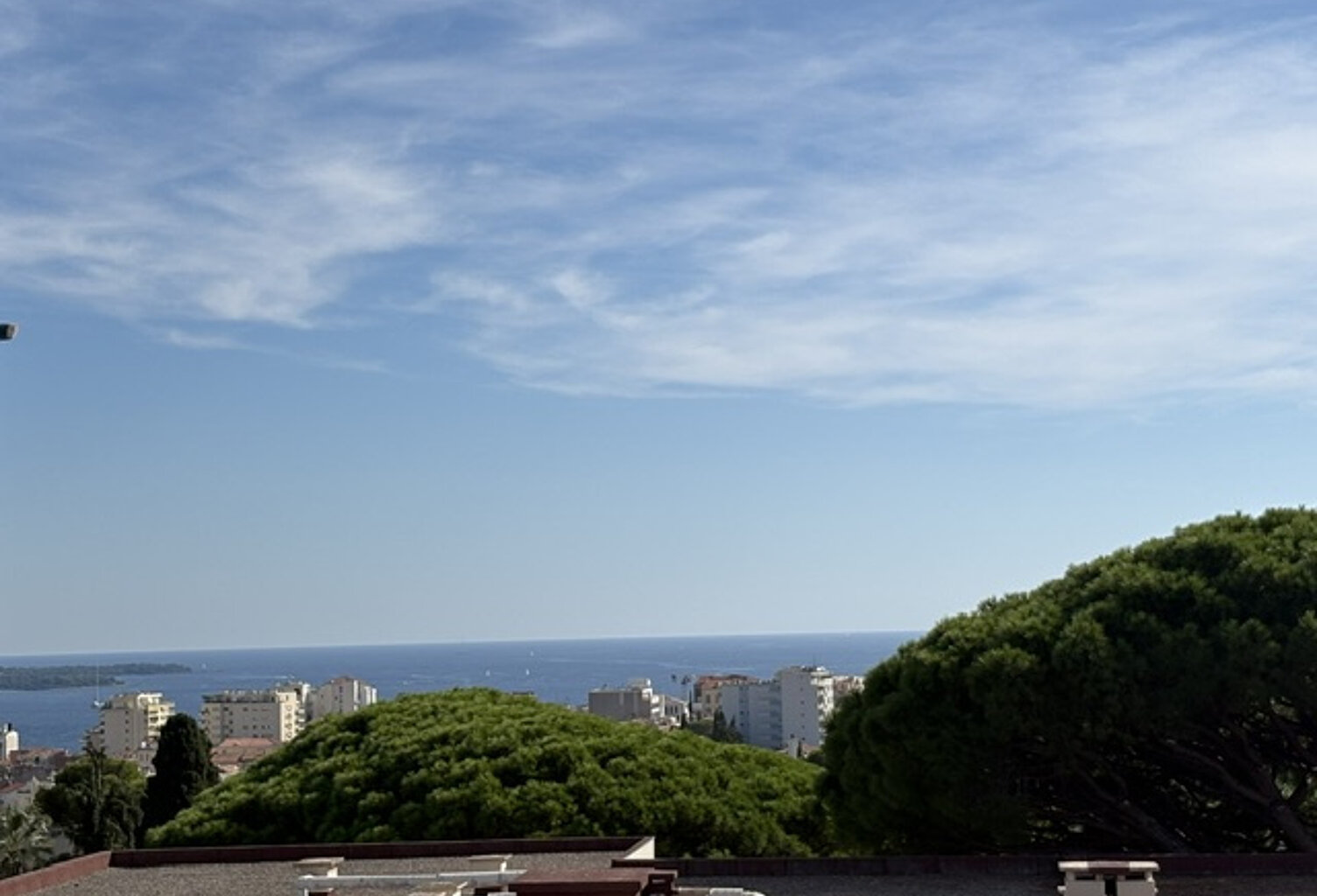 CANNES   AGREABLE 3P MEUBLÉ RÉNOVÉ 54 M2   APERÇU MER — photo 1