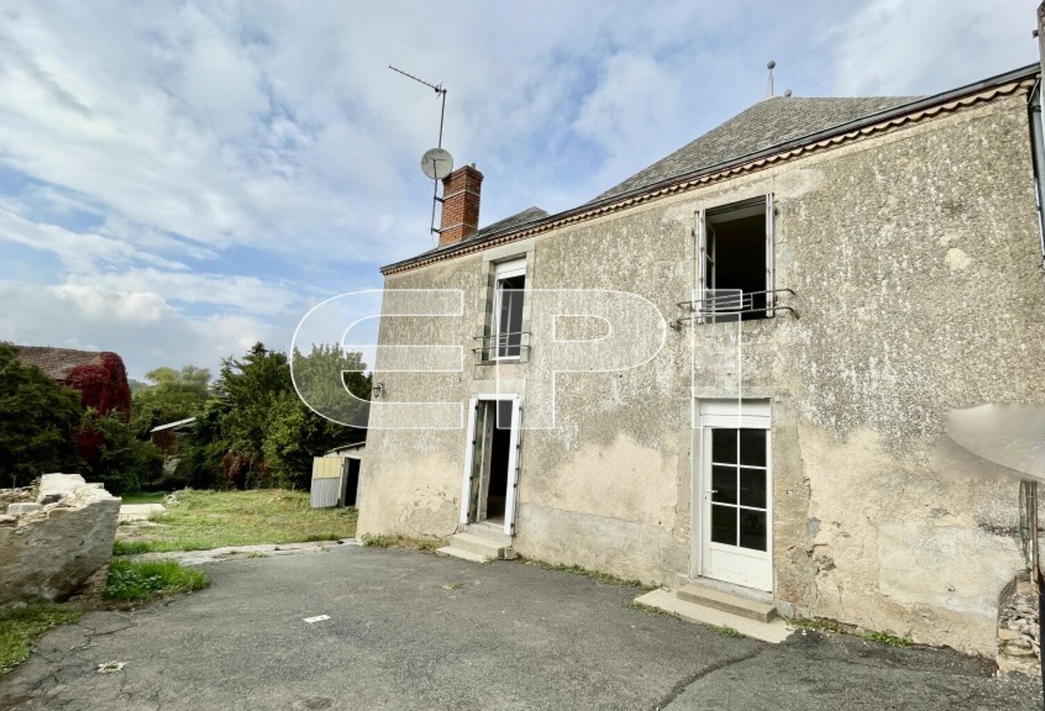 6421 GLENAY, 4 KM ST-VARENT<br>Maison à rénover entièrement e — photo 1