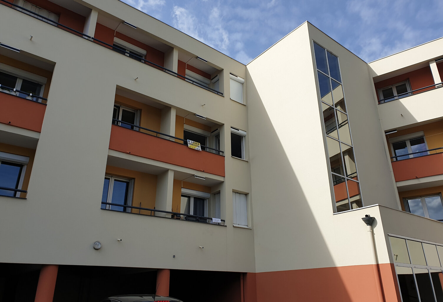T2 - Balcon et stationnement - Proximité Cézeaux et CHU — photo 1