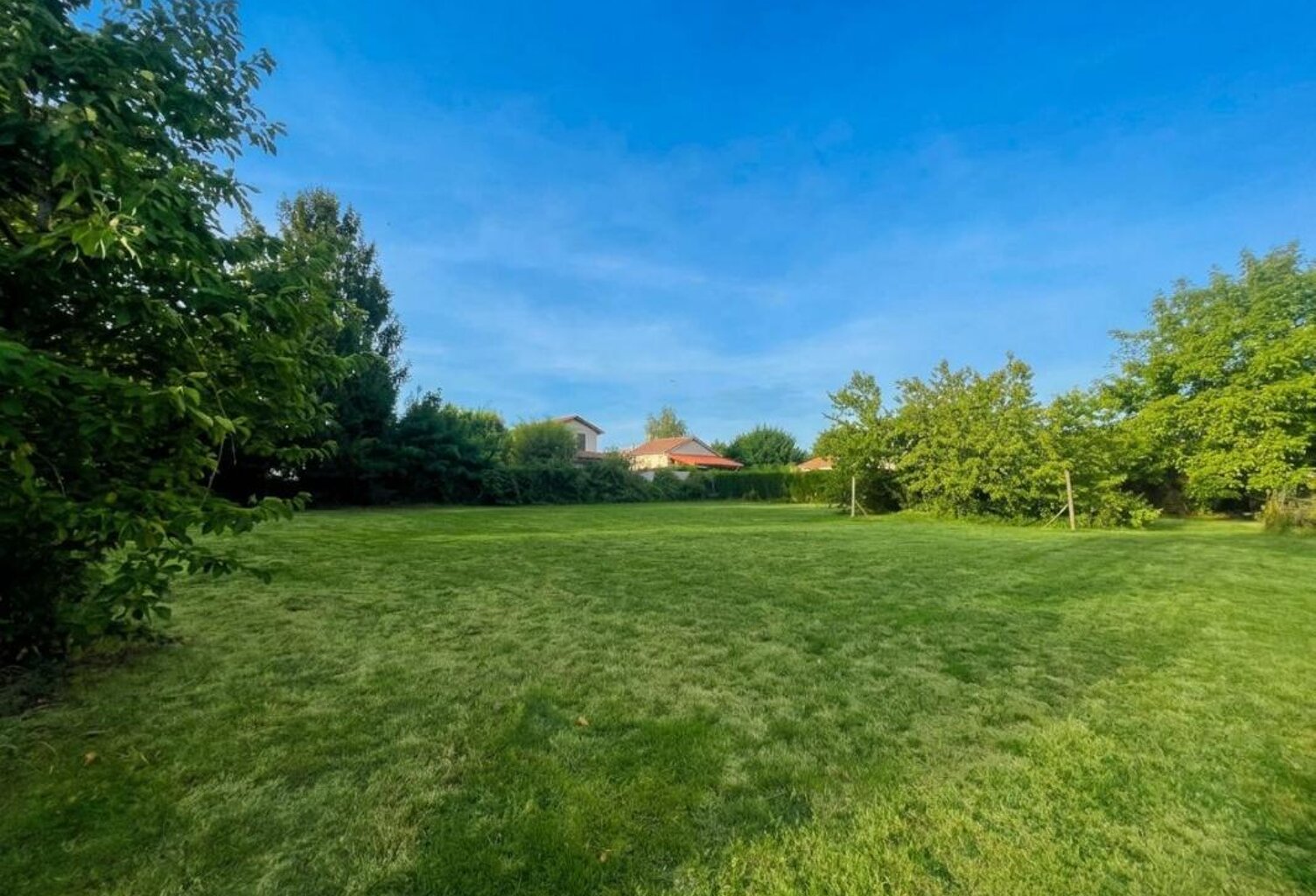Terrain constructible de 690 m² à Tramoyes (01390) — photo 1