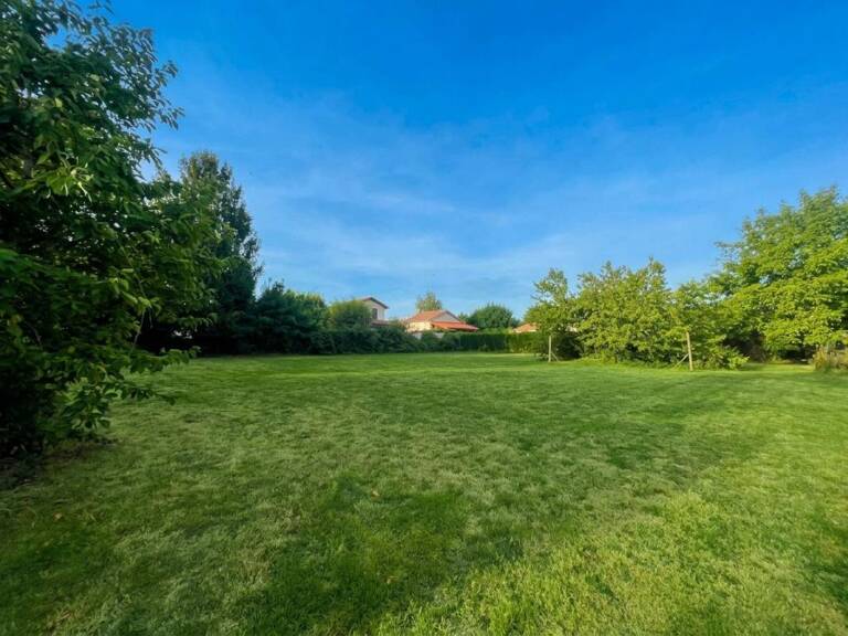 Terrain constructible de 690 m² à Tramoyes (01390) — photo 1