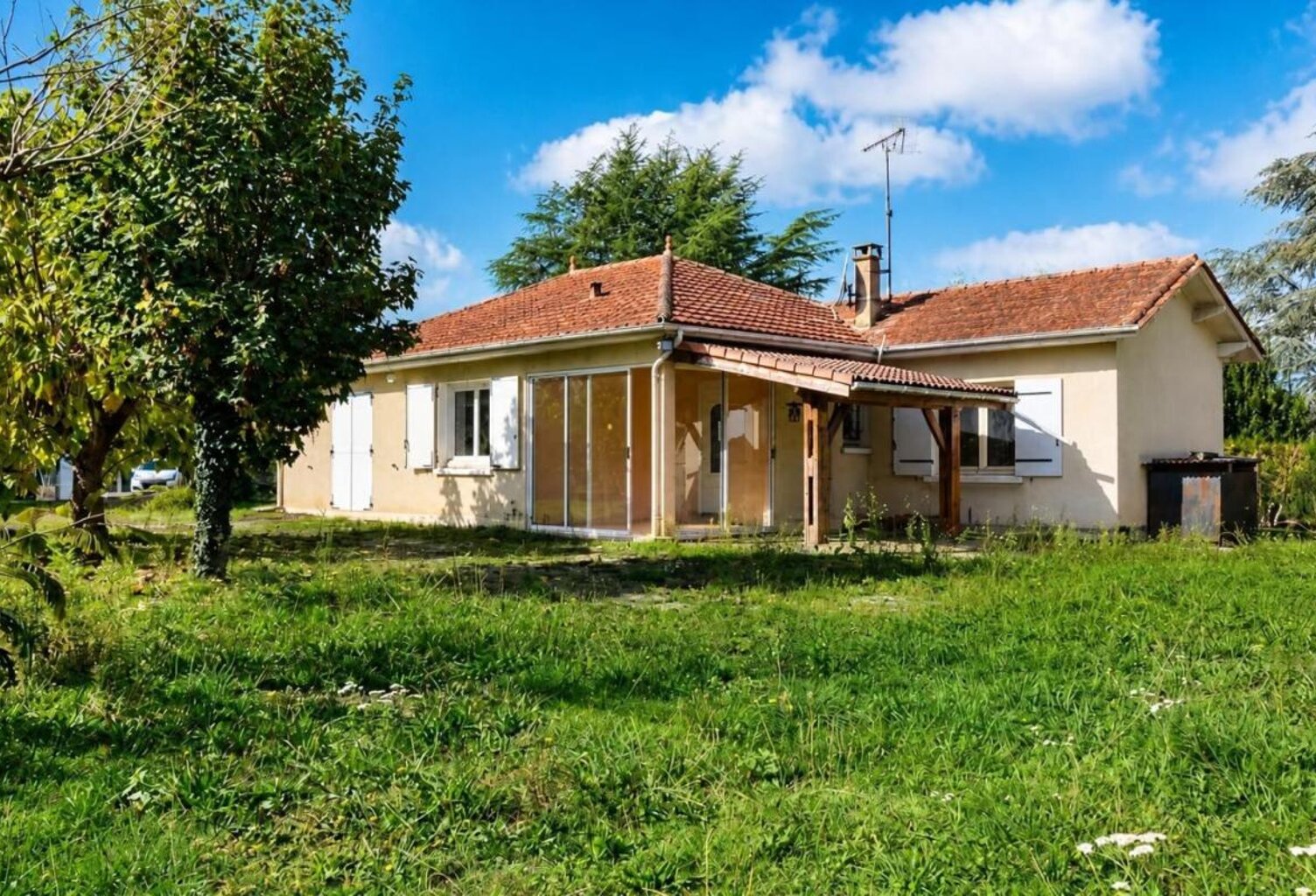 Saint-Seurin-sur-l'Isle : maison  99 m² + dépendances sur 6660 m² de terrain — photo 1