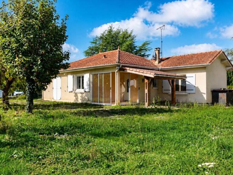 Saint-Seurin-sur-l'Isle : maison  99 m² + dépendances sur 6660 m² de terrain — photo 1