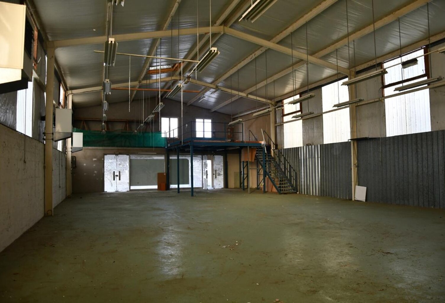 VENTE ou LOCATION - Centre ville de l'Ile Bouchard, beau local d'activité - 310 m² au sol et belle vitrine - Nombreuses possibilités d'aménagement — photo 1