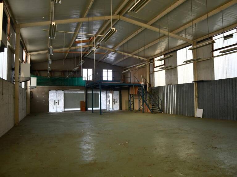 VENTE ou LOCATION - Centre ville de l'Ile Bouchard, beau local d'activité - 310 m² au sol et belle vitrine - Nombreuses possibilités d'aménagement — photo 1