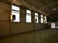 VENTE ou LOCATION - Centre ville de l'Ile Bouchard, beau local d'activité - 310 m² au sol et belle vitrine - Nombreuses possibilités d'aménagement — photo 2