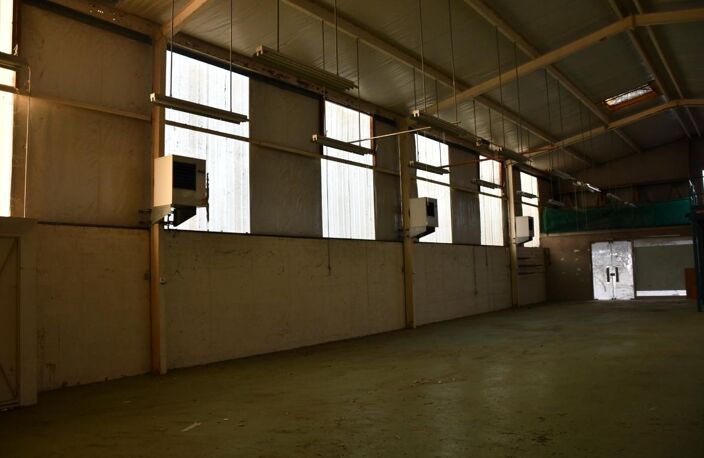 VENTE ou LOCATION - Centre ville de l'Ile Bouchard, beau local d'activité - 310 m² au sol et belle vitrine - Nombreuses possibilités d'aménagement — photo 2