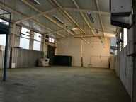 VENTE ou LOCATION - Centre ville de l'Ile Bouchard, beau local d'activité - 310 m² au sol et belle vitrine - Nombreuses possibilités d'aménagement — photo 3