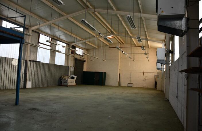 VENTE ou LOCATION - Centre ville de l'Ile Bouchard, beau local d'activité - 310 m² au sol et belle vitrine - Nombreuses possibilités d'aménagement — photo 3
