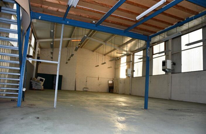 VENTE ou LOCATION - Centre ville de l'Ile Bouchard, beau local d'activité - 310 m² au sol et belle vitrine - Nombreuses possibilités d'aménagement — photo 5