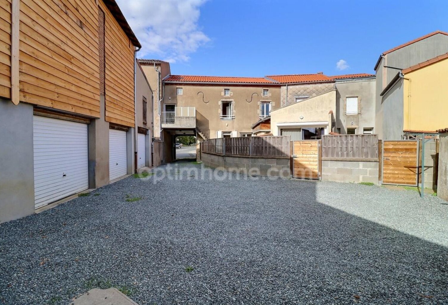 Maison de bourg rénovée de 99 m² (3 ch) avec cour, 2 garages + Appartement T2 loué (420 €/mois) – Centre-ville de Nueil-les-Aubiers (79250) — photo 1