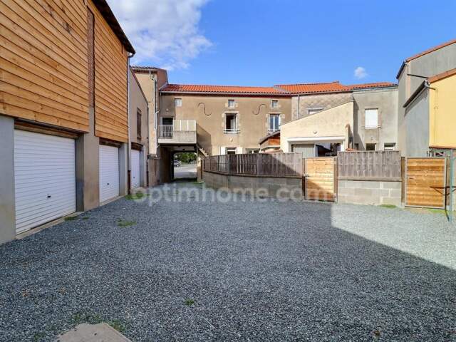 Maison de bourg rénovée de 99 m² (3 ch) avec cour, 2 garages + Appartement T2 loué (420 €/mois) – Centre-ville de Nueil-les-Aubiers (79250) — photo du bien