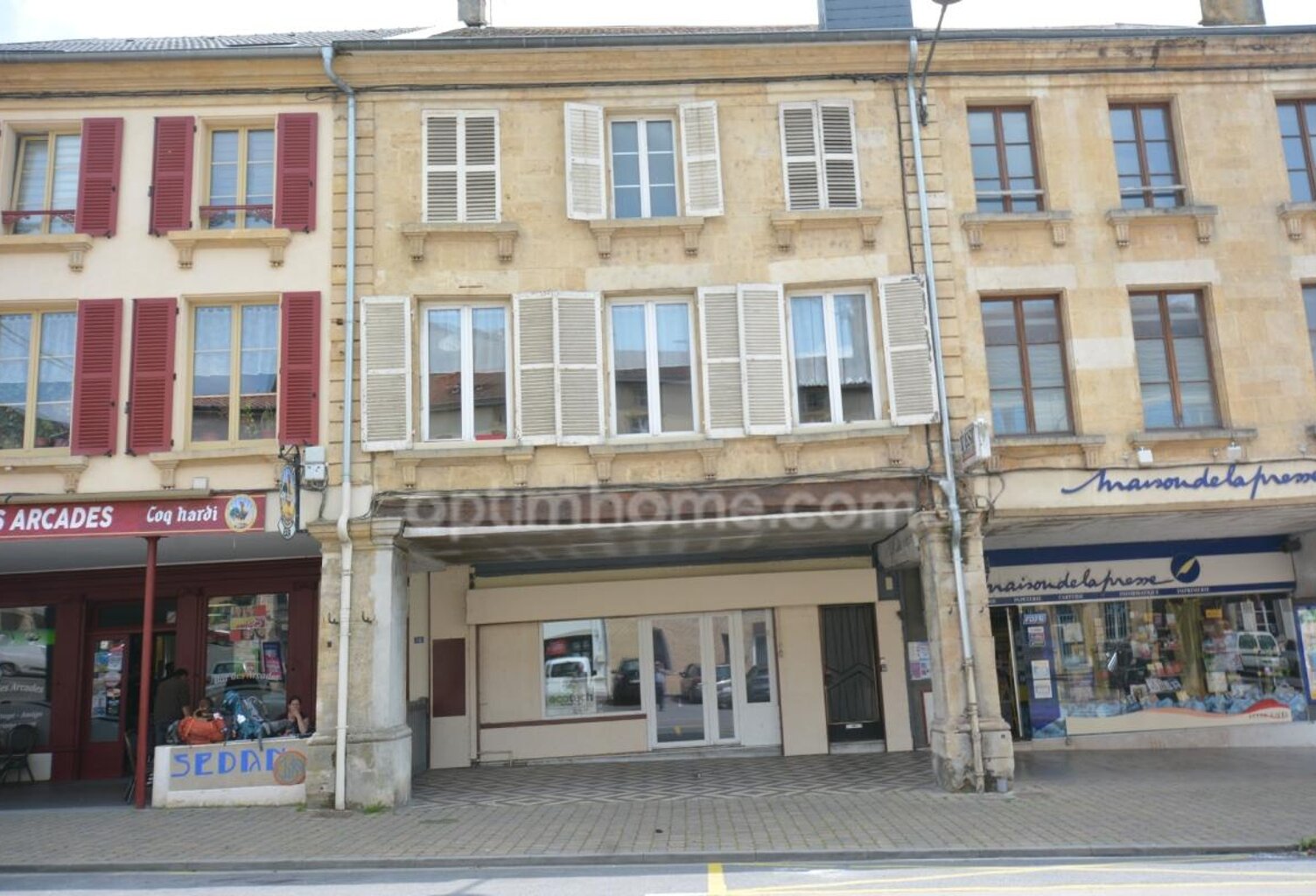 EXCLUSIVITÉ – STENAY CENTRE – VASTE APPARTEMENT SUR PLUSIEURS NIVEAUX AVEC GRANDE SURFACE EN REZ-DE-CHAUSSÉE À TRANSFORMER — photo 1