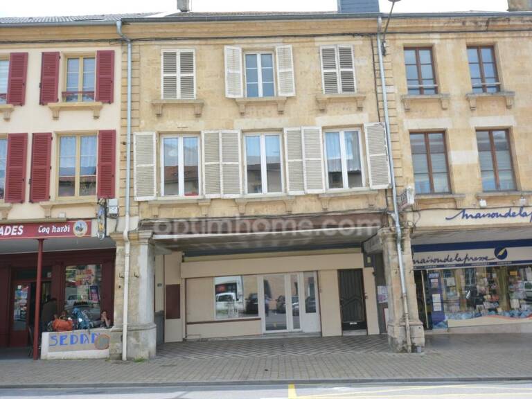 EXCLUSIVITÉ – STENAY CENTRE – VASTE APPARTEMENT SUR PLUSIEURS NIVEAUX AVEC GRANDE SURFACE EN REZ-DE-CHAUSSÉE À TRANSFORMER — photo 1