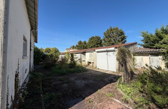 Coeur de Tonnay-Charente, maison avec fort potentiel avec garage et jardin — photo 2