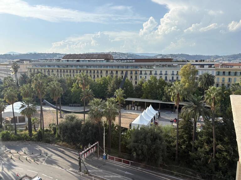 PLACE MASSENA  2 PIECES DERNIER ETAGE ASCENSEUR — photo 1