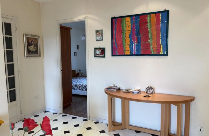 PLACE MASSENA  2 PIECES DERNIER ETAGE ASCENSEUR — photo 2
