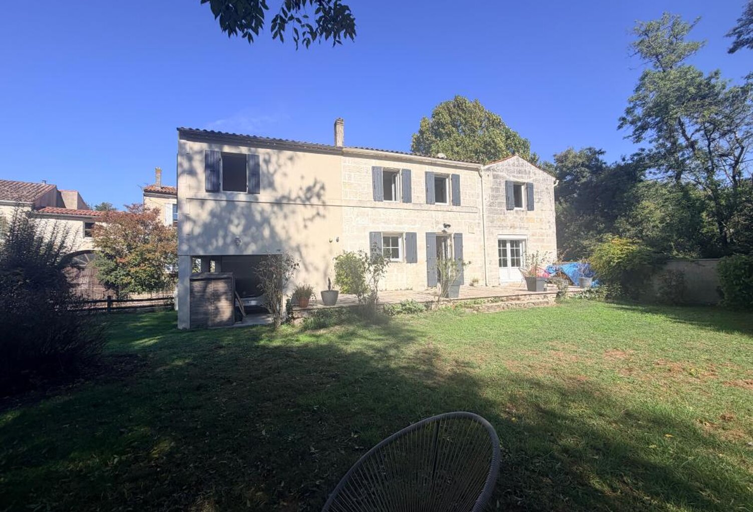 SAINTES – Demeure familiale du XIXe siècle – 175 m² – 5 chambres – écrin de verdure — photo 1