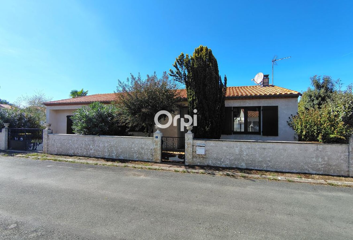 BREUILLET – Maison de plain-pied avec garage et véranda — photo 1
