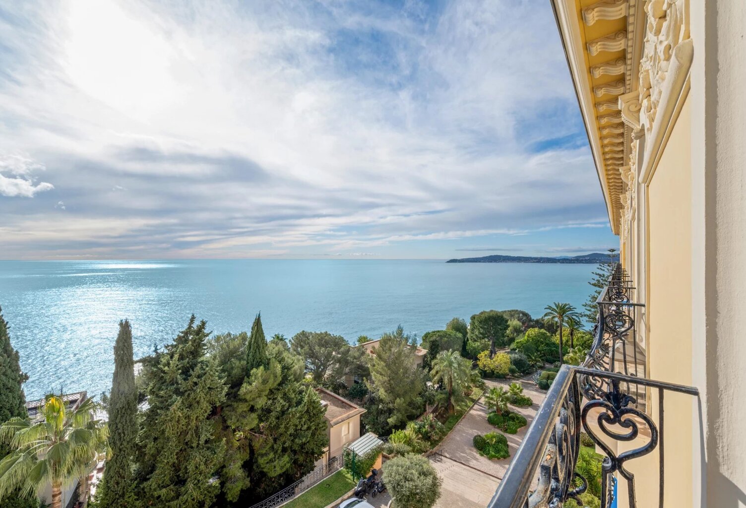 LOCATION SAISONNIÈRE – APPARTEMENT DE PRESTIGE À CAP-D’AIL — photo 1