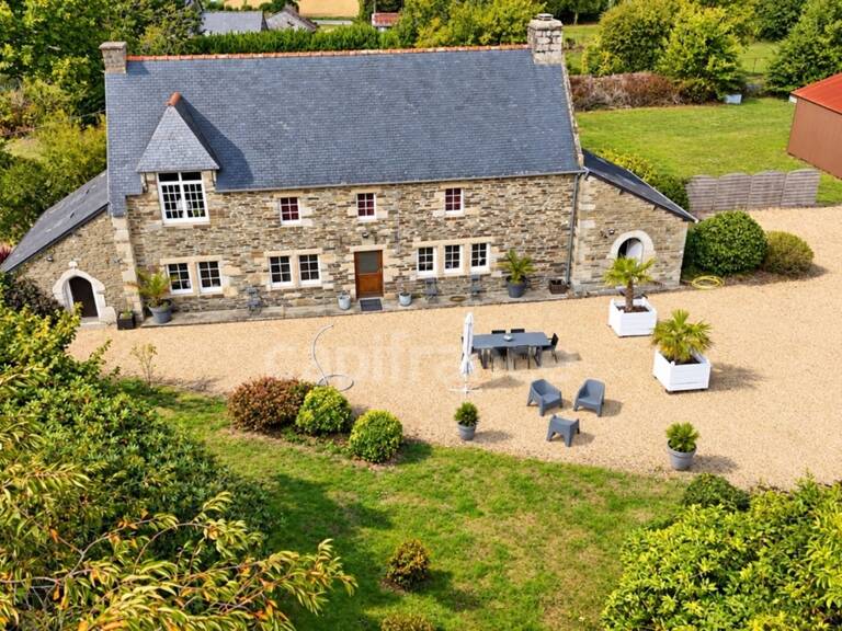 Propriété à vendre 8 pièces avec terrain et dépendances en périphérie de Carhaix-Plouguer — photo 1