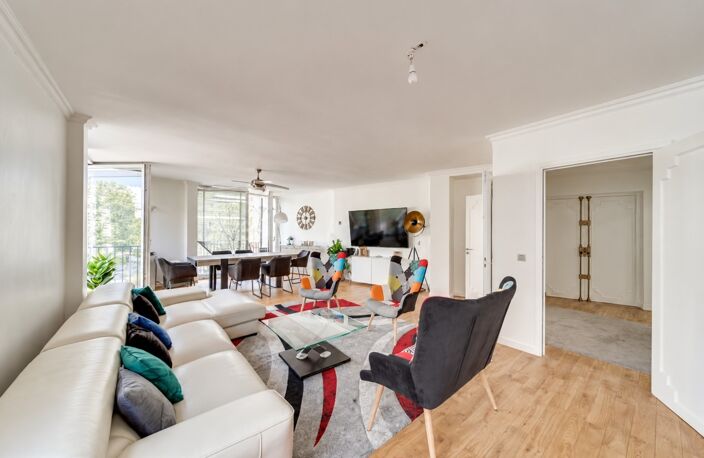 Exclusivité - A vendre - Appartement très lumineux - Balcon - 5 pièces - 4 chambres possibles - Cuisine indépendante - Cave et Parking - Adresse prestigieuse — photo 3
