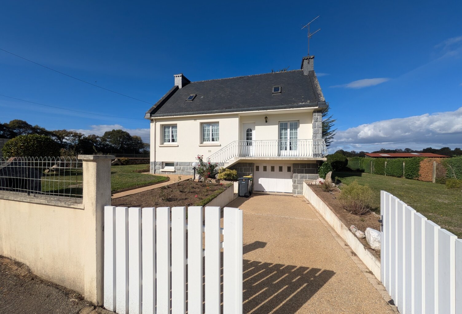 BUBRY EN CAMPAGNE AU CALME MAISON NÉO BRETONNE EN REZ DE CHAUSSEE SURELEVE AVEC VIE DE PLAIN PIED DE 5 PIÈCES DE 100m² ENVIRON PARCELLES CLÔTURÉES DE 2315M² — photo 1