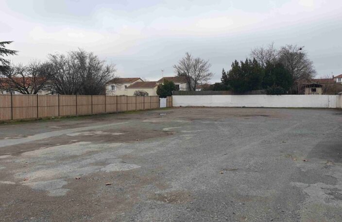 Dpt Vendée (85), à vendre FONTENAY LE COMTE Entrepots et Bureaux — photo 4