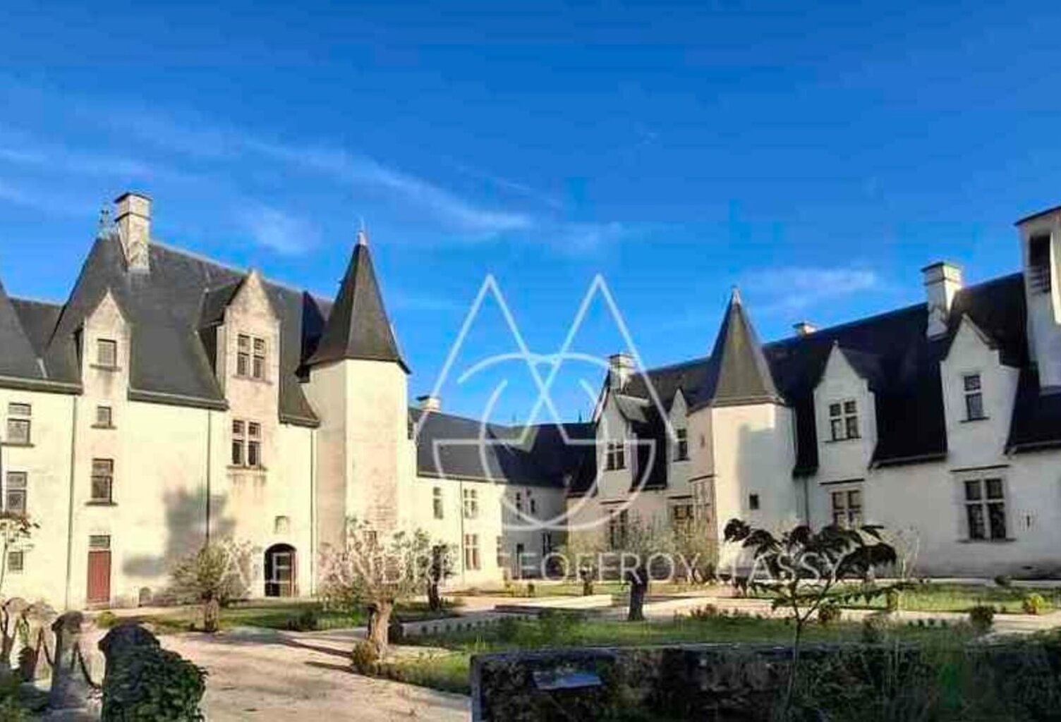 Château millénaire surplombant un village sur un parc de 15 ha — photo 1