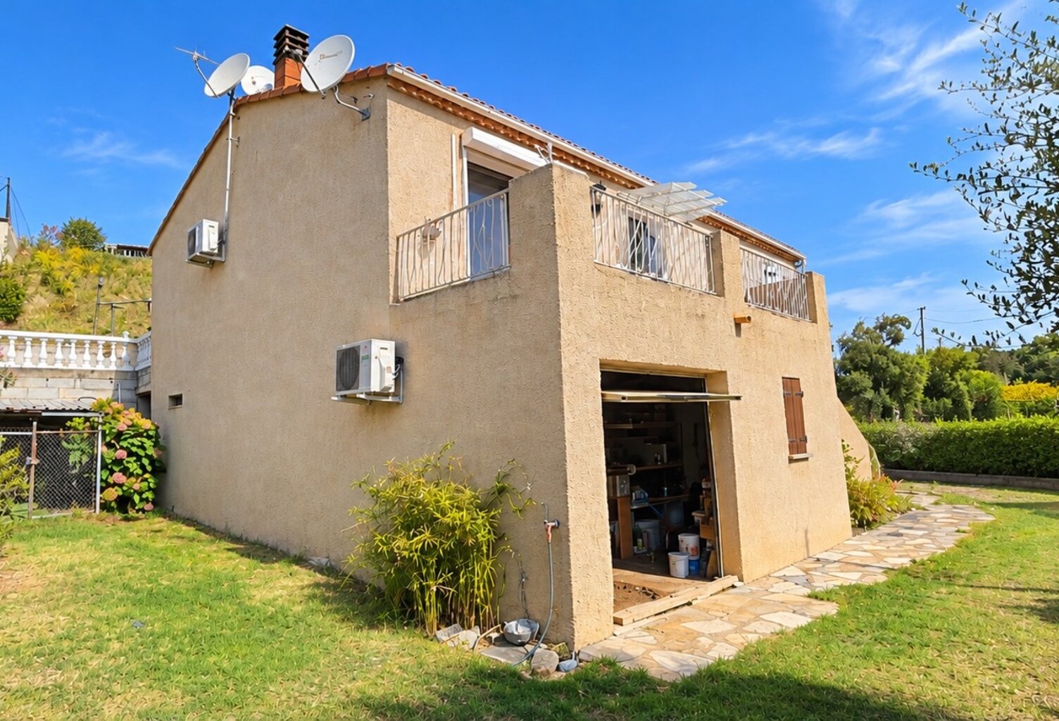 Maison T4 de 90 m² traversant – Deux terrasses – Garage d’environ 100 m² aménageable – Terrain environ 700m2 piscinable — photo 1