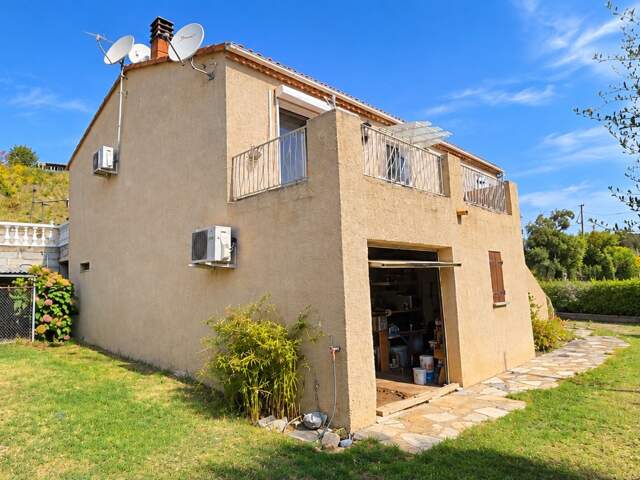 Maison T4 de 90 m² traversant – Deux terrasses – Garage d’environ 100 m² aménageable – Terrain environ 700m2 piscinable — photo du bien
