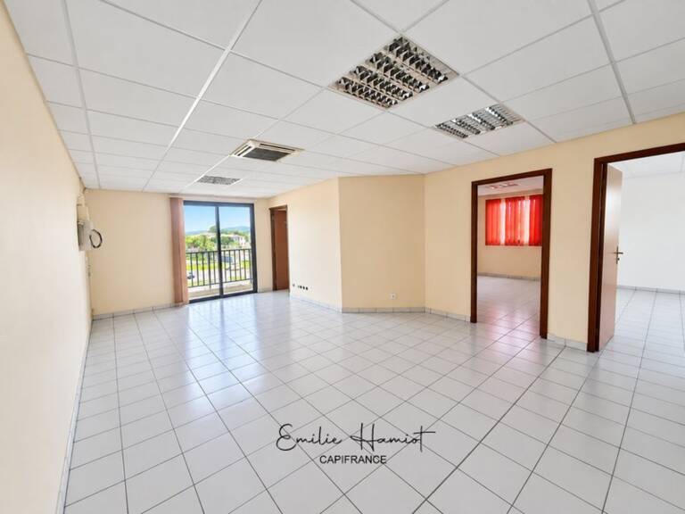 À Louer - Local professionnel 222m² - Lamentin - Place d'Armes — photo 1