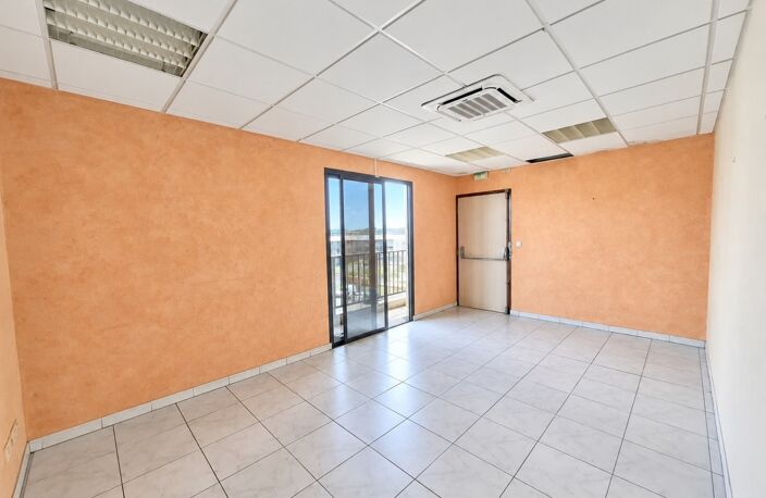 À Louer - Local professionnel 222m² - Lamentin - Place d'Armes — photo 4