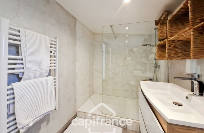 Alleins, maison de plain pied de  83m2 environ établie en zone agricole sur une parcelle de 3033 m2 avec garage attenant — photo 4