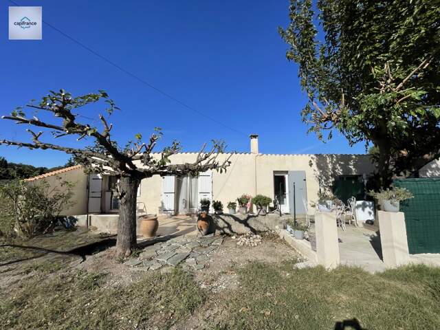 Alleins, maison de plain pied de  83m2 environ établie en zone agricole sur une parcelle de 3033 m2 avec garage attenant — photo du bien