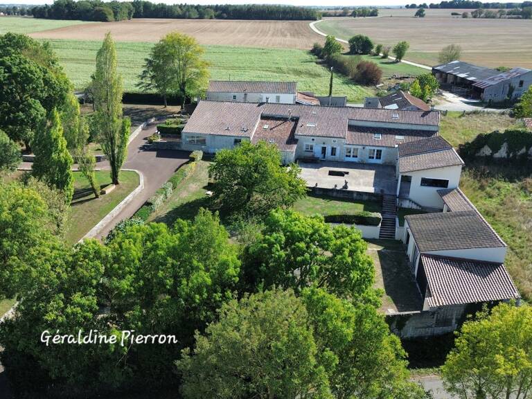 domaine de 2 maisons avec possibilité d'une 3éme sur grand terrain 6500m² à MORAGNE (17) — photo 1