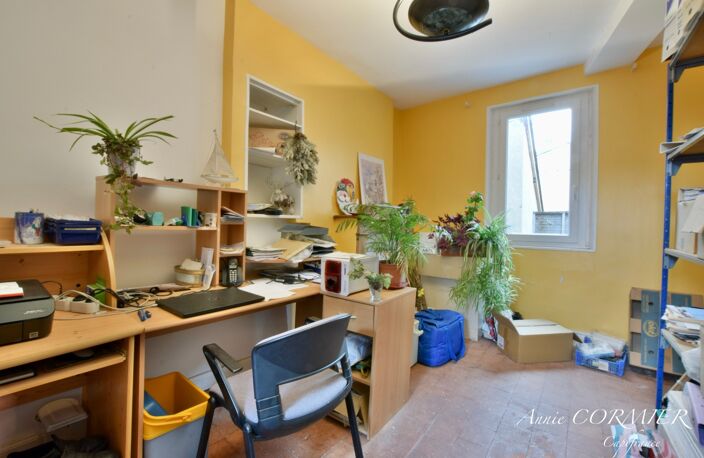 MURS COMMERCIAUX AVEC APPARTEMENT À L'ÉTAGE - EMPLACEMENT STRATÉGIQUE — photo 3