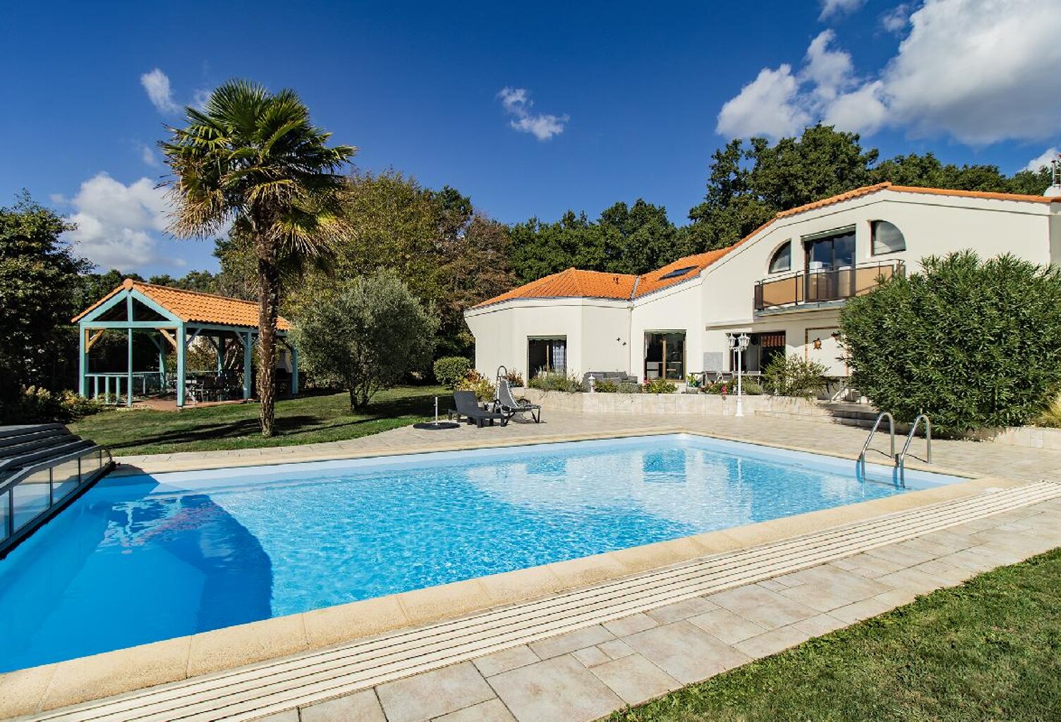 Maison de standing de 230 m², 3 chambres (possibilités 4), mezzanine, bureau, jacuzzi et piscine sur plus de 3000 m² — photo 1