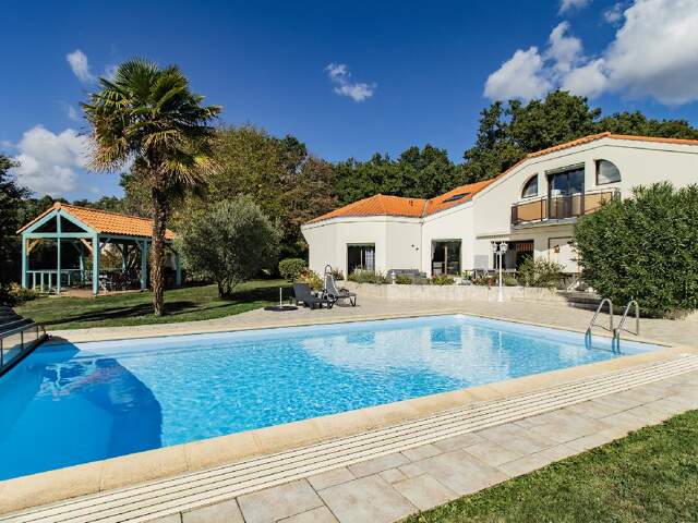 Maison de standing de 230 m², 3 chambres (possibilités 4), mezzanine, bureau, jacuzzi et piscine sur plus de 3000 m² — photo du bien