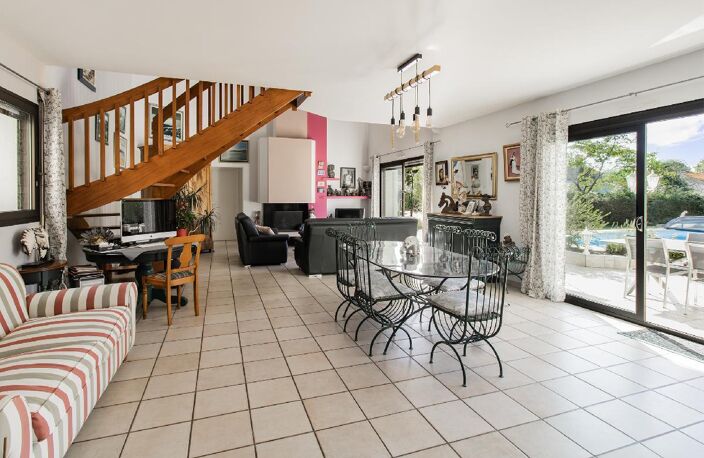 Maison de standing de 230 m², 3 chambres (possibilités 4), mezzanine, bureau, jacuzzi et piscine sur plus de 3000 m² — photo 5