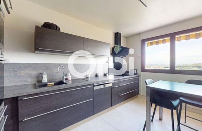 BRON – SUPERBE T4 DE 96 M² RÉNOVÉ – BALCON SANS VIS-À-VIS – PARKING — photo 4