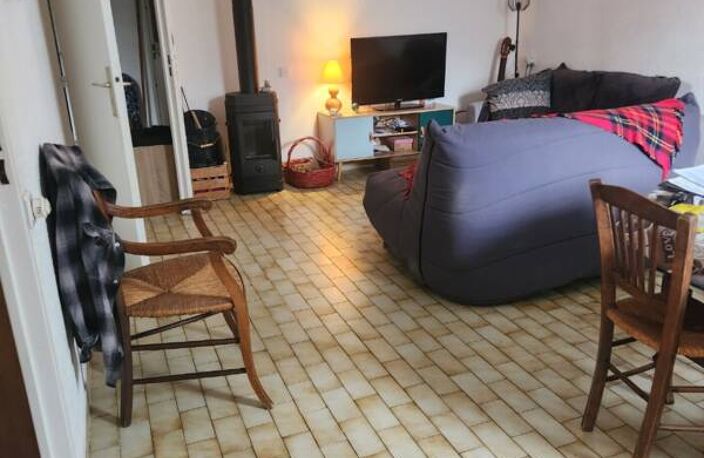 Maison de plain pied, mitoyenne par le garage, à St Etienne les Orgues — photo 3