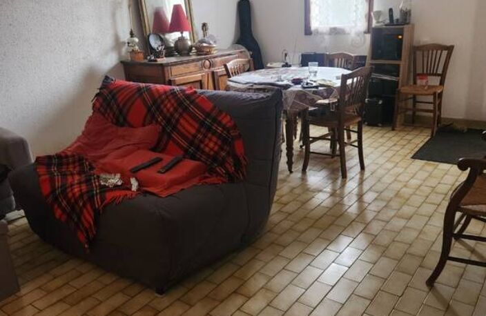 Maison de plain pied, mitoyenne par le garage, à St Etienne les Orgues — photo 4